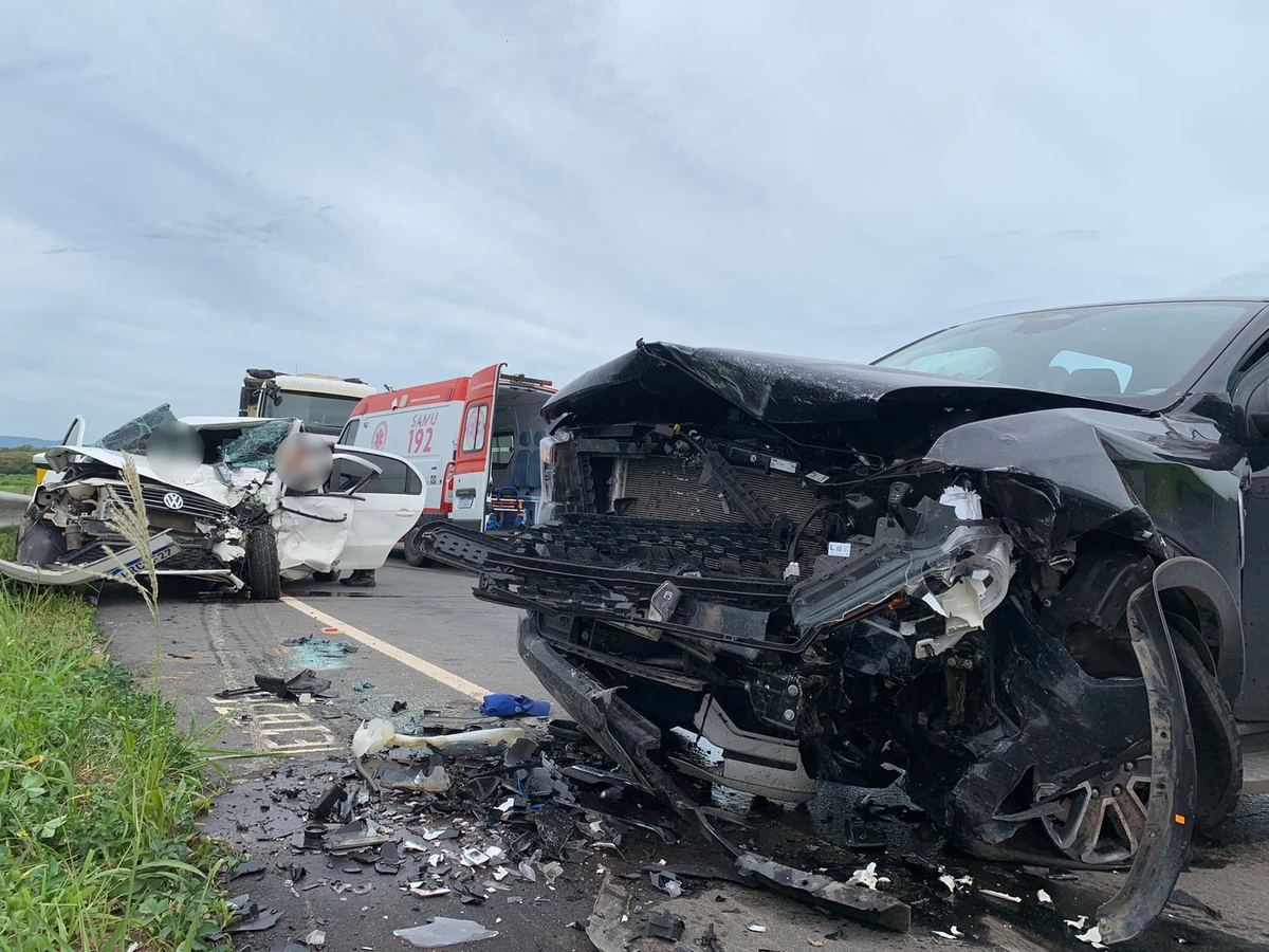 Acidente entre carro e caminhonete deixou quatro pessoas feridas em estrada entre Linhares e Colatina