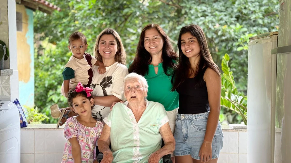Drieli com Heitor (no colo), Bernadeth, Sofia, Helena e dona Luizinha Parteli Paganini (sentadas): cavaco e biscoitos no pratinho
