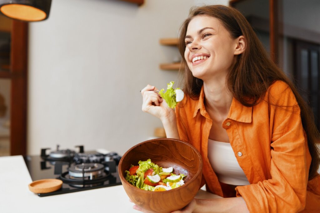 Diferenciar fome emocional da necessidade fisiológica ajuda a reduzir comportamentos automáticos que dificultam o emagrecimento (Imagem: ShotPrime Studio | Shutterstock) 
