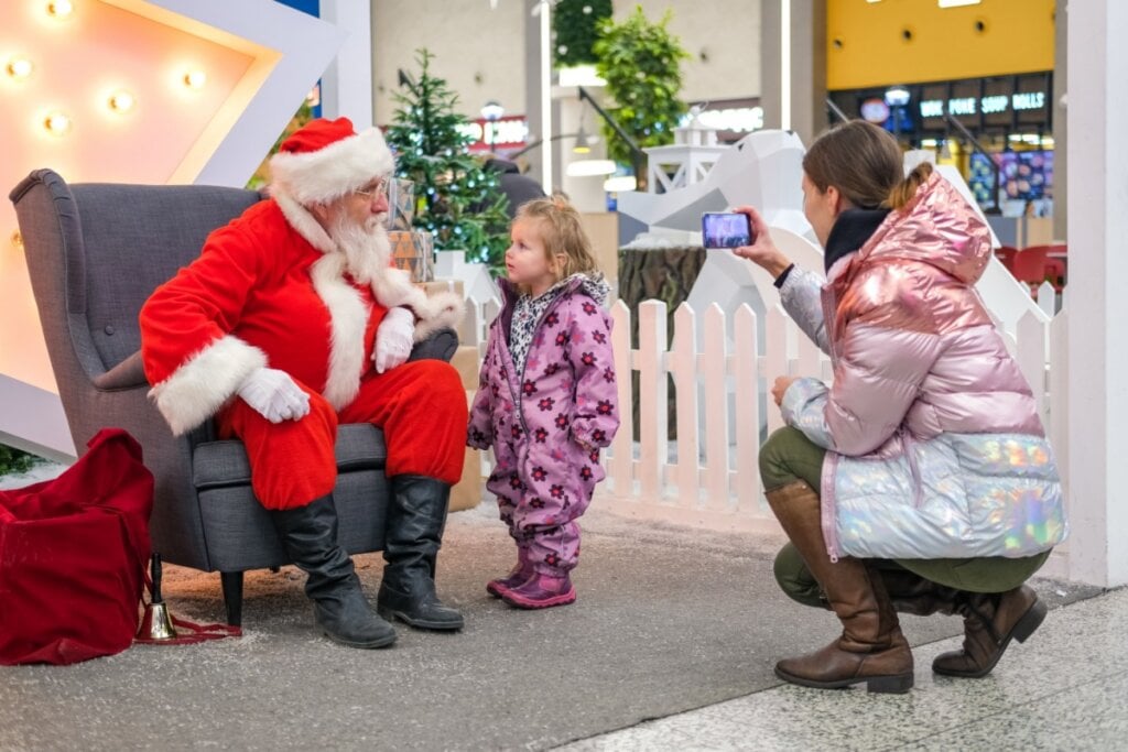 Respeitar o tempo da criança reduz a ansiedade e torna o encontro com o Papai Noel mais confortável (Imagem: Natali Kuzina | Shutterstock)