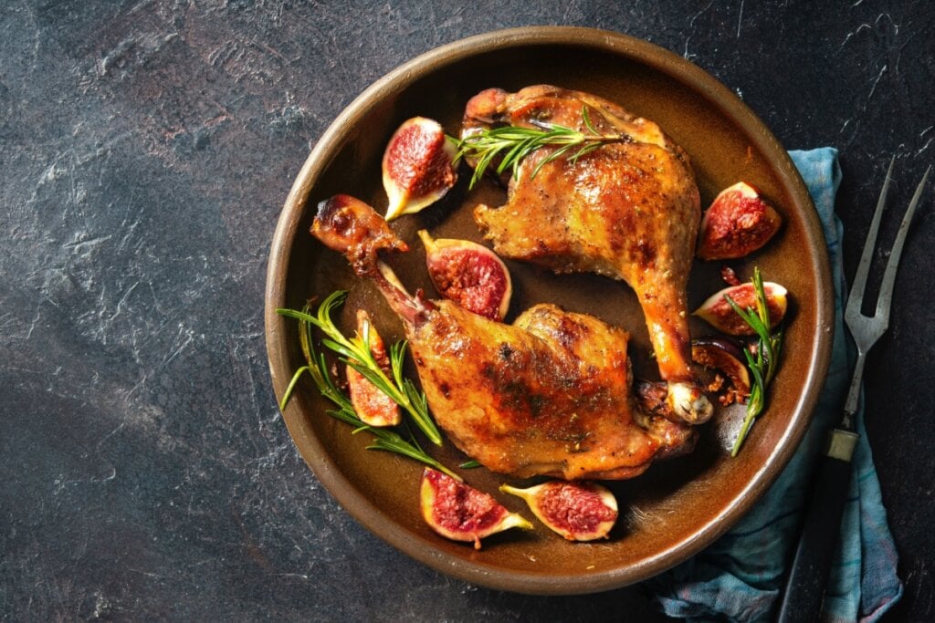 Sobrecoxa de frango assada com figo (Imagem: Alexander Raths | Shutterstock)