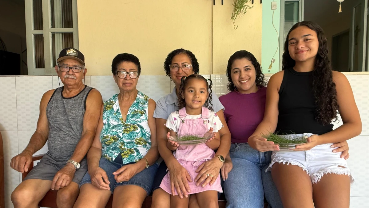 Jalci e Ivanete Rosa, Silvana e Eloara Maria (no colo), Nathália e  Maria Sofia:  tradição atravessa seis gerações na família Rosa