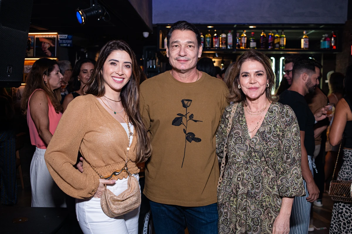 Maria Alice, Moisés Demoner e Nony Cardoso em evento dos arquitetos, na Praia do Canto.