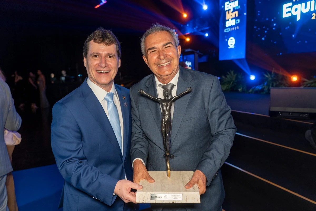 O empresário Antônio Carlos Torres rêmio Equilibrista 2025 e o presidente do Ibef-ES  Alecsandro Casassi