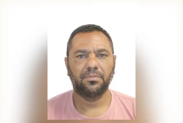 Pastor identificado como Claudio Correa da Silva, que se apresentava como líder comunitário e religioso, mas atuava como intermediador do tráfico nas ações de coação empresarial 