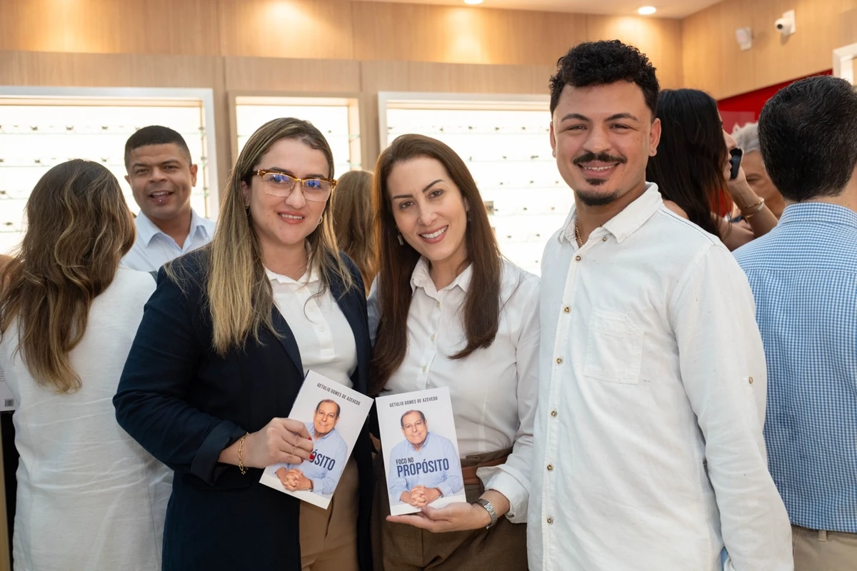 Vivien Tavares, Carol Veiga e  Matheus Rodrigues 