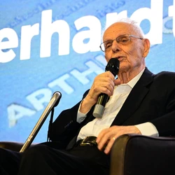 O ex-governador Arthur Carlos Gerhardt Santos, de 97 anos, recebeu uma comenda do ES em Ação. Ele foi um dos principais articuladores da industrialização do Espírito Santo