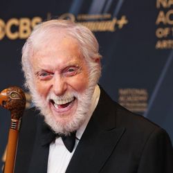 Dick Van Dyke completa 100 anos e atribui a longevidade ao otimismo e ao controle da raiva, associação respaldada por estudos que ligam emoções positivas a maior expectativa de vida e menor risco cardiovascular