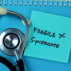 Confundida com autismo, condição genética causa alterações no neurodesenvolvimento