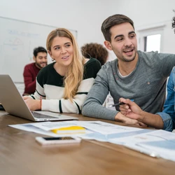 Oportunidades são para estudantes de níveis médio, técnico e superior em áreas como Educação, Administrativa, Educação, Tecnologia da Informação, Comunicação e Contabilidade