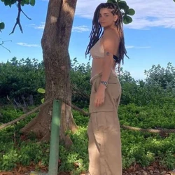 Maria Eduarda, de 21 anos, viajava a trabalho quando o carro em que estava colidiu com outro veículo; ela era formada em técnico em mecânica e estava de carona com um amigo, que também morreu