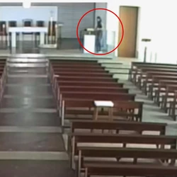 Dentre os itens quebrados, estão as imagens de Santa Rita de Cássia, Nossa Senhora de Fátima e São José; ela ainda jogou uma bíblia de cima do altar ao chão