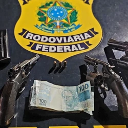 Revólveres, pistola e carregadores estavam escondidos no veículo; um suspeito disse ter pago R$ 28 mil pelas armas no Rio de Janeiro