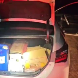 Condutor disse ter aceitado corrida de R$ 90 do Rio de Janeiro para Vitória e estava levando uma passageira, que a PRF constatou ser foragida da Justiça; os dois foram detidos