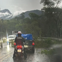 Em diversos municípios capixabas, combinação de temporal e granizo provocou estragos; previsão é de mais aguaceiros em boa parte do fim de semana