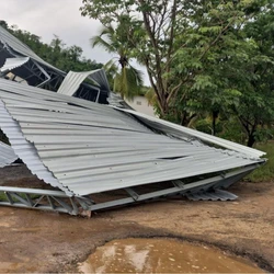 A chuva forte veio acompanhada de ventania e queda de granizo; prefeitura atua junto aos moradores afetados