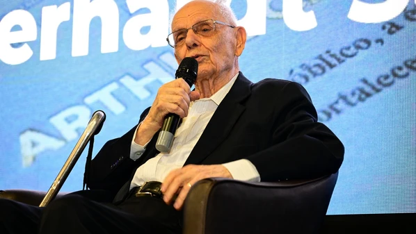 O ex-governador Arthur Carlos Gerhardt Santos, de 97 anos, recebeu uma comenda do ES em Ação. Ele foi um dos principais articuladores da industrialização do Espírito Santo