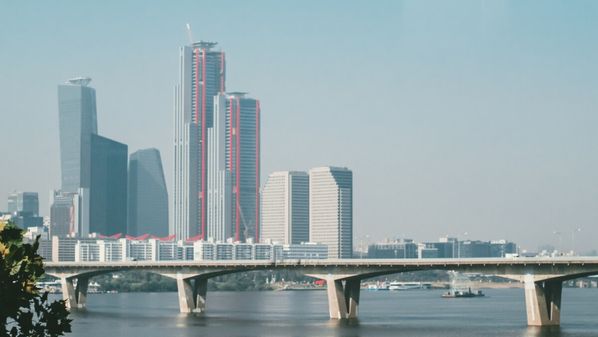 De churrascarias brasileiras a vilas tradicionais, a capital sul-coreana revela diferentes experiências em cada região