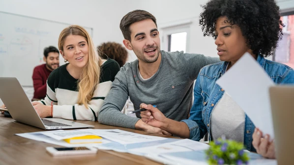Oportunidades são para estudantes de níveis médio, técnico e superior em áreas como Educação, Administrativa, Educação, Tecnologia da Informação, Comunicação e Contabilidade