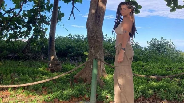 Maria Eduarda, de 21 anos, viajava a trabalho quando o carro em que estava colidiu com outro veículo; ela era formada em técnico em mecânica e estava de carona com um amigo, que também morreu