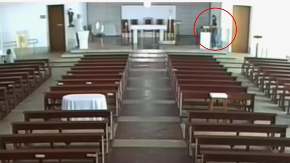 Dentre os itens quebrados, estão as imagens de Santa Rita de Cássia, Nossa Senhora de Fátima e São José; ela ainda jogou uma bíblia de cima do altar ao chão