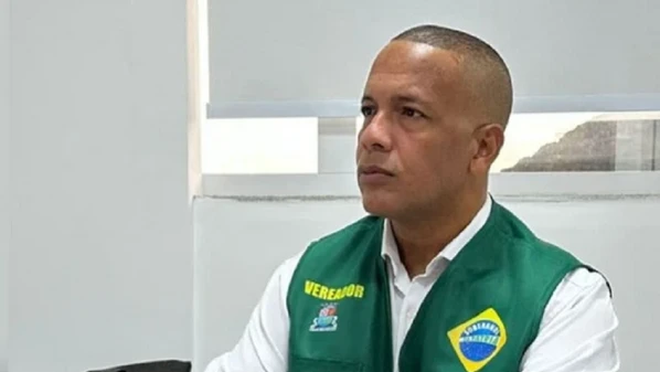 Entrada de Pastor Fabiano está vedada, especialmente, em escolas da cidade, onde eram gravados vídeos sem autorização prévia; parlamentar disse que vai recorrer