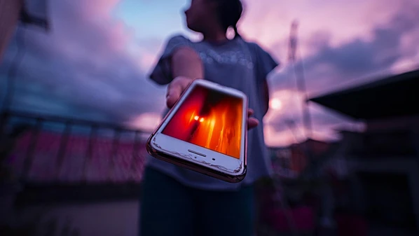 Eleição de palavras do ano desenham retratos de um tempo de inteligência artificial e desavenças em rede