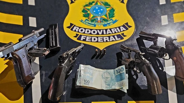 Revólveres, pistola e carregadores estavam escondidos no veículo; um suspeito disse ter pago R$ 28 mil pelas armas no Rio de Janeiro