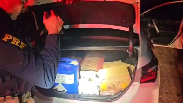 Condutor disse ter aceitado corrida de R$ 90 do Rio de Janeiro para Vitória e estava levando uma passageira, que a PRF constatou ser foragida da Justiça; os dois foram detidos