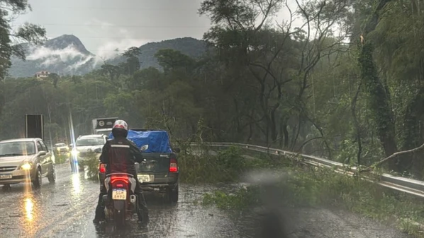 Em diversos municípios capixabas, combinação de temporal e granizo provocou estragos; previsão é de mais aguaceiros em boa parte do fim de semana
