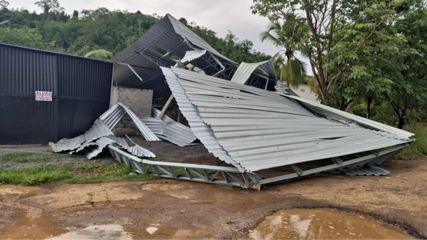 A chuva forte veio acompanhada de ventania e queda de granizo; prefeitura atua junto aos moradores afetados