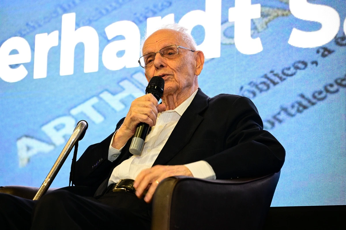 Arthur Carlos Gerhardt Santos discursa em evento do ES em Ação