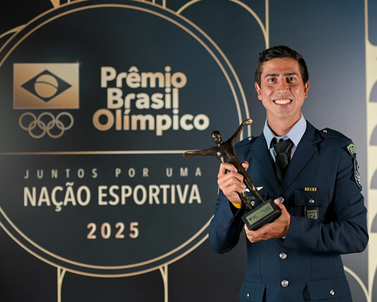 Caio Bonfim recebe o prêmio de Melhor Atleta do Ano no Prêmio Brasil Olímpico 2025