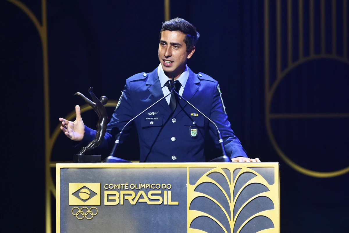 Caio Bonfim recebe o prêmio de Melhor Atleta do Ano no Prêmio Brasil Olímpico 2025