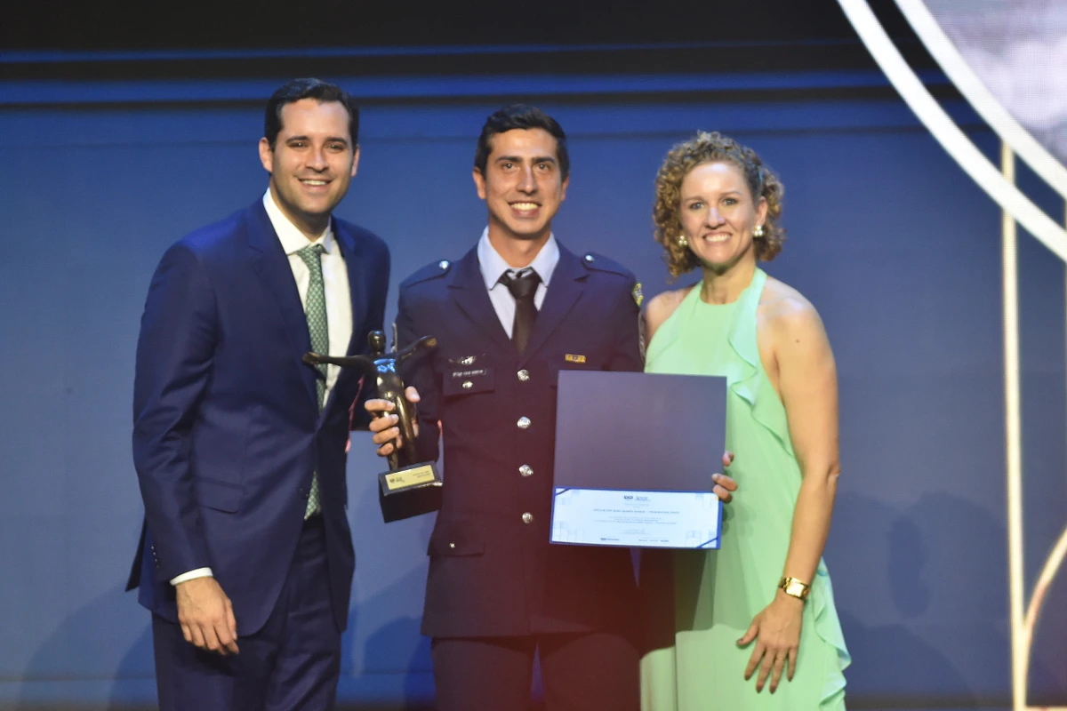 Caio Bonfim recebe o prêmio de Melhor Atleta do Ano no Prêmio Brasil Olímpico 2025