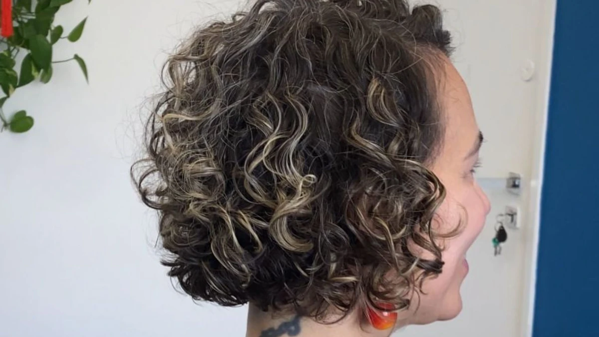 Corte curto em cabelo cacheado