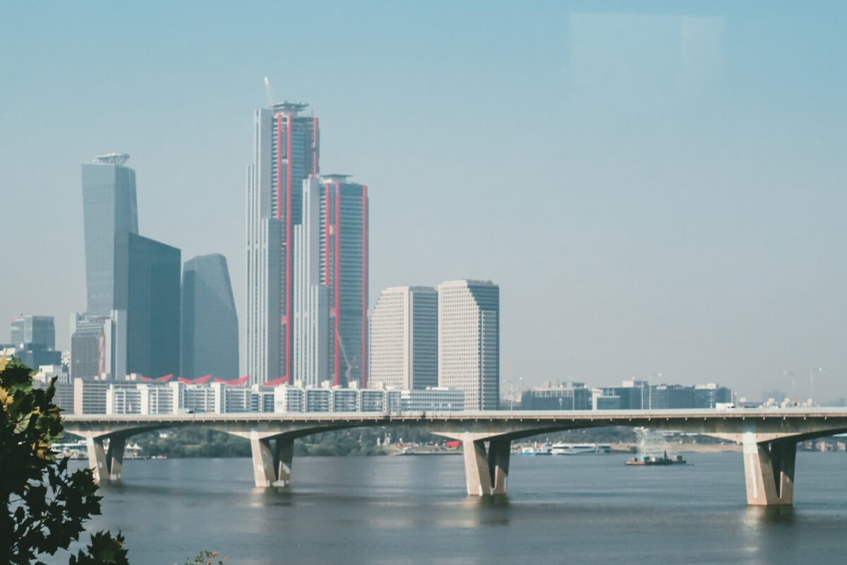 A diversidade de atrações em Seul permite montar roteiros variados mesmo em viagens curtas (Imagem: Wirestock Creators | Shutterstock)