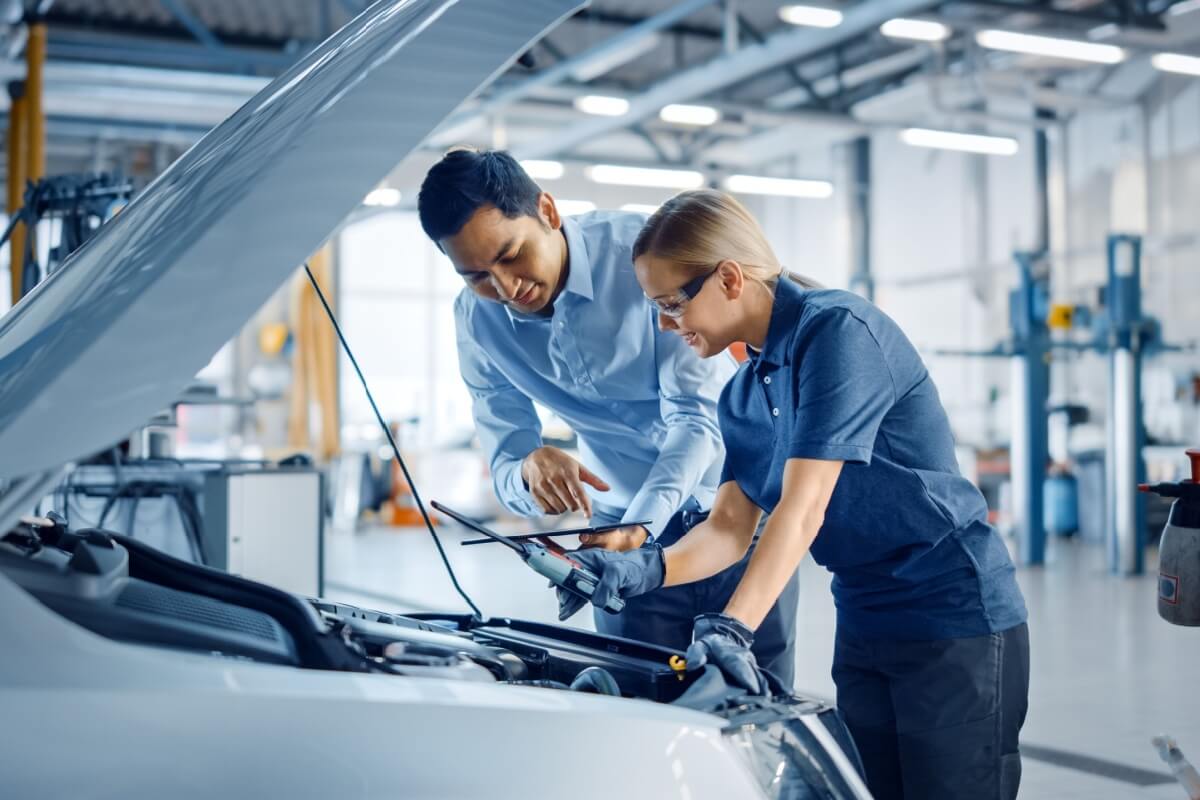 A revisão do carro é essencial para uma viagem tranquila e segura (Imagem: Gorodenkoff | Shutterstock)