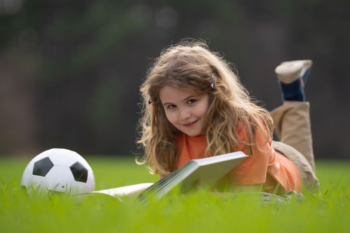 As férias escolares também são uma oportunidade para reduzir o uso de telas e aproximar crianças e jovens dos livros (Imagem: Volodymyr TVERDOKHLIB | Shutterstock)