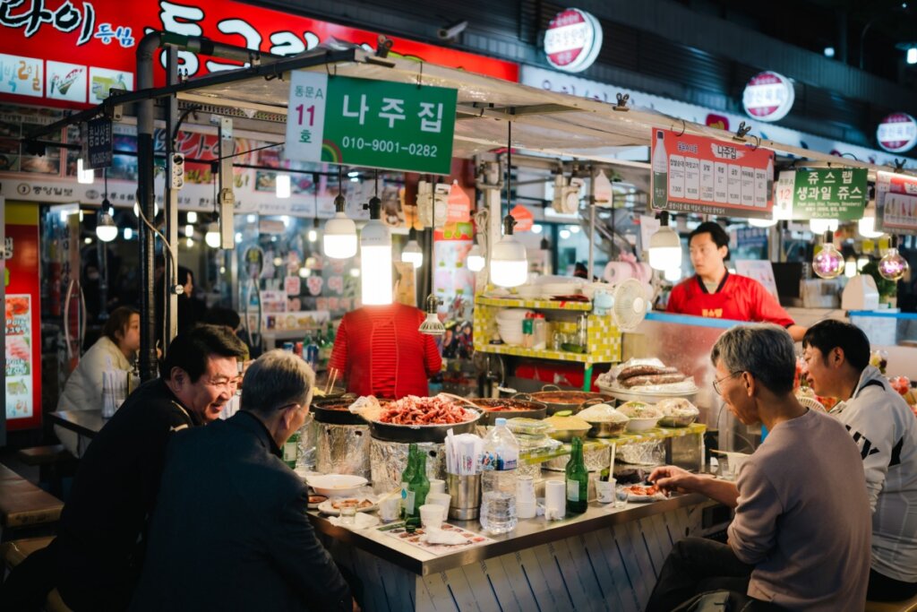 Jongno oferece experiências gastronômicas deliciosas e repletas de história (Imagem: DrHao | Shutterstock)