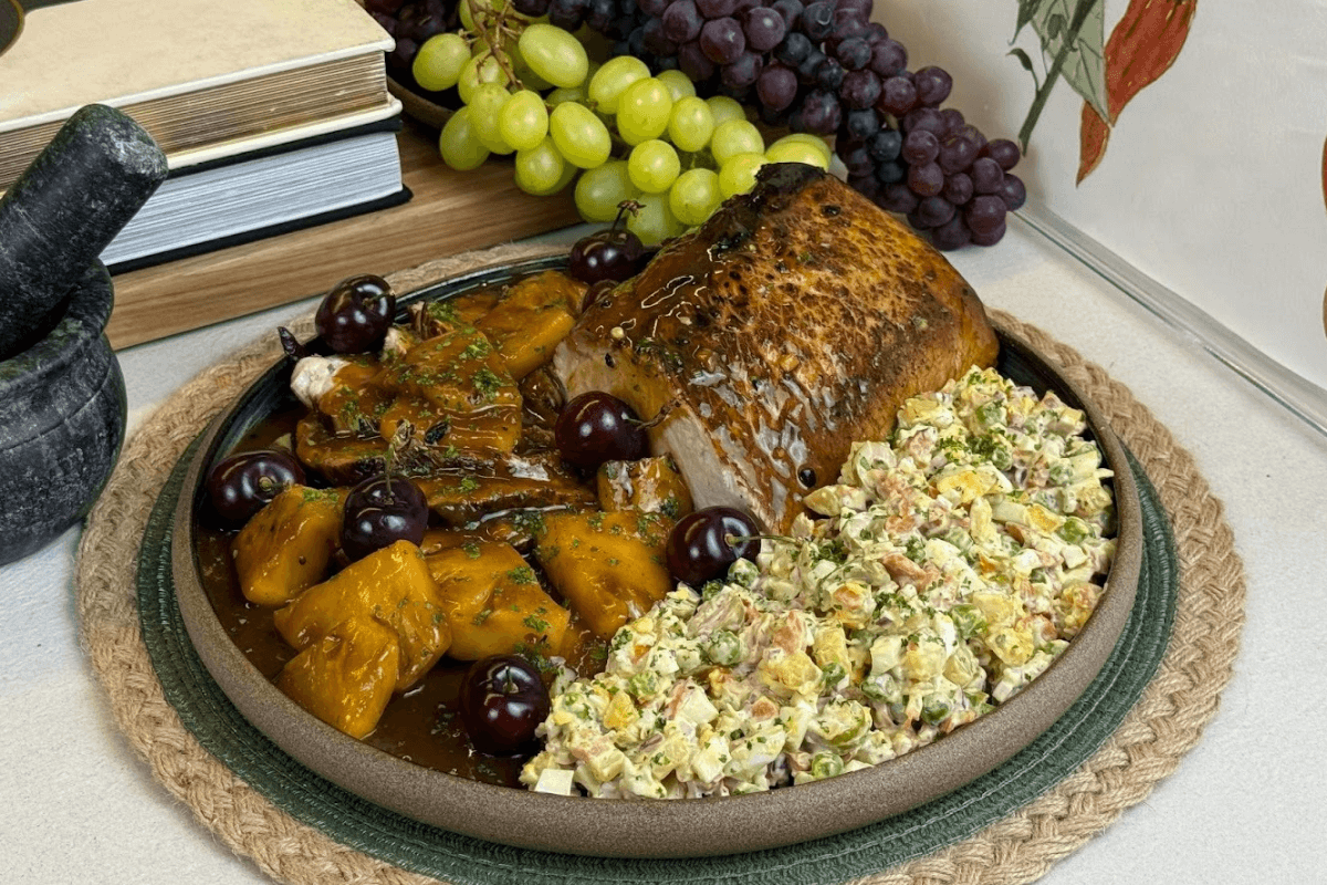 Lombo com molho de abacaxi e maionese de salada russa (Imagem: Felipe Caputo | Divulgação) 