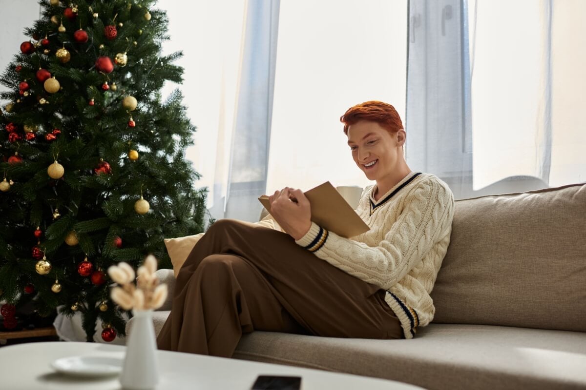 O livro é um ótimo presente de Natal (Imagem: LightField Studios | Shutterstock)