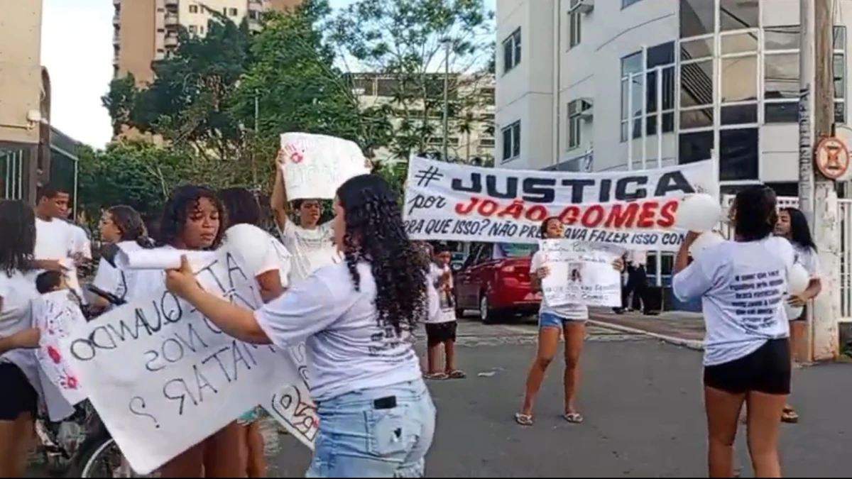 Familiares e amigos protestaram pela morte de jovem baleado pela PM em Cachoeiro