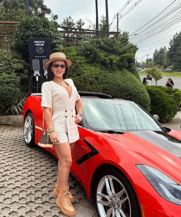 Líder do grupo, que se apresenta nas redes sociais como Camila Francis, ostentava vida de luxo por Redes Sociais