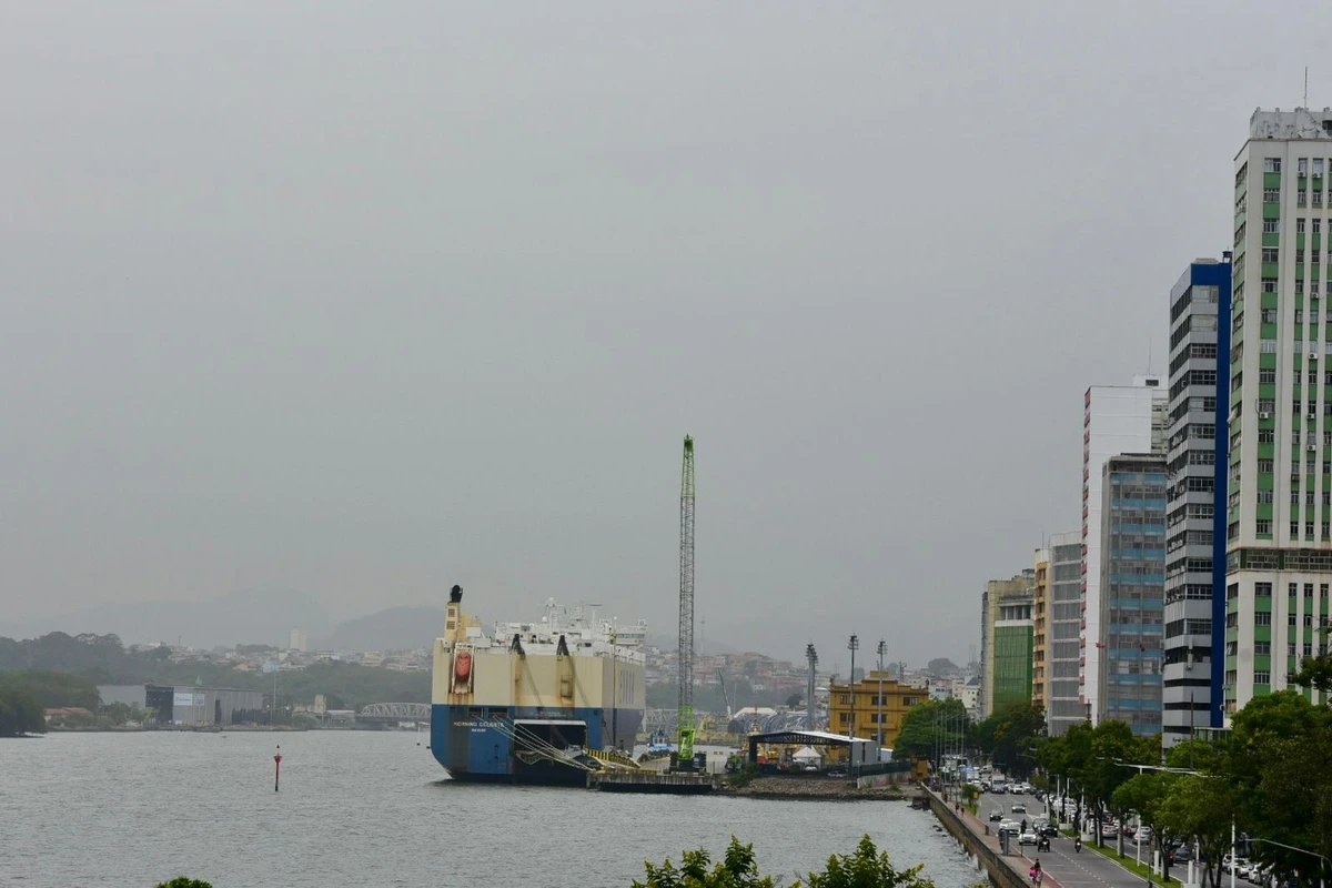 'Névoa' sobre a Grande Vitória nesta sexta-feira (12) por Carlos Alberto Silva