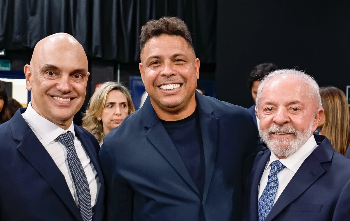 Presidente Luiz Inácio Lula da Silva com o ex-atacante Ronaldo e o ministro do STF Alexandre de Moraes