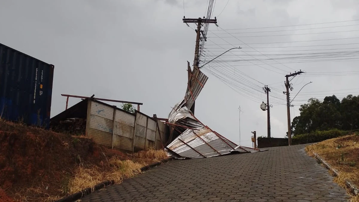 Tempestade causou danos em Venda Nova do Imigrante por Divulgação/Defesa Civil de Venda Nova do Imigrante