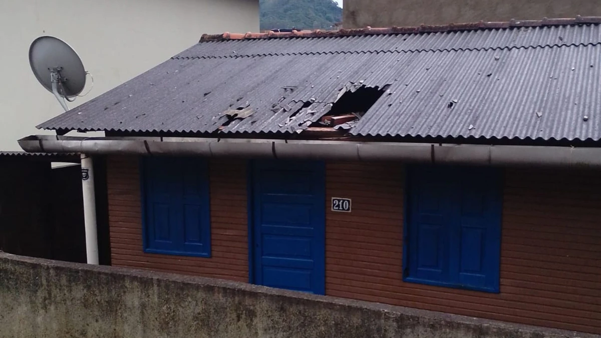 Tempestade causou danos em Venda Nova do Imigrante por Divulgação/Defesa Civil de Venda Nova do Imigrante