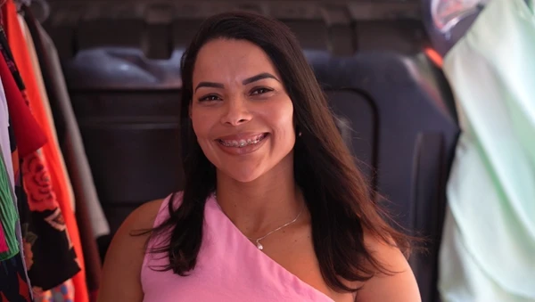 Juliana começou a empreender vendendo roupas em uma mala na Praia do Canto