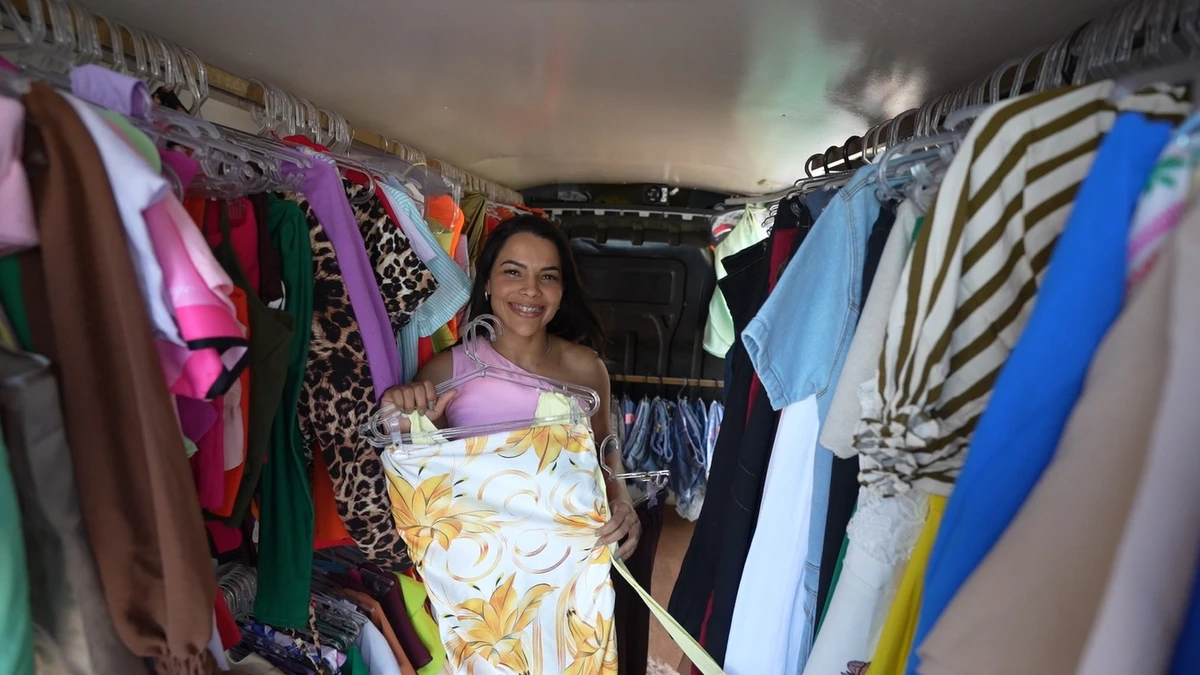 Juliana começou a empreender vendendo roupas em uma mala na Praia do Canto